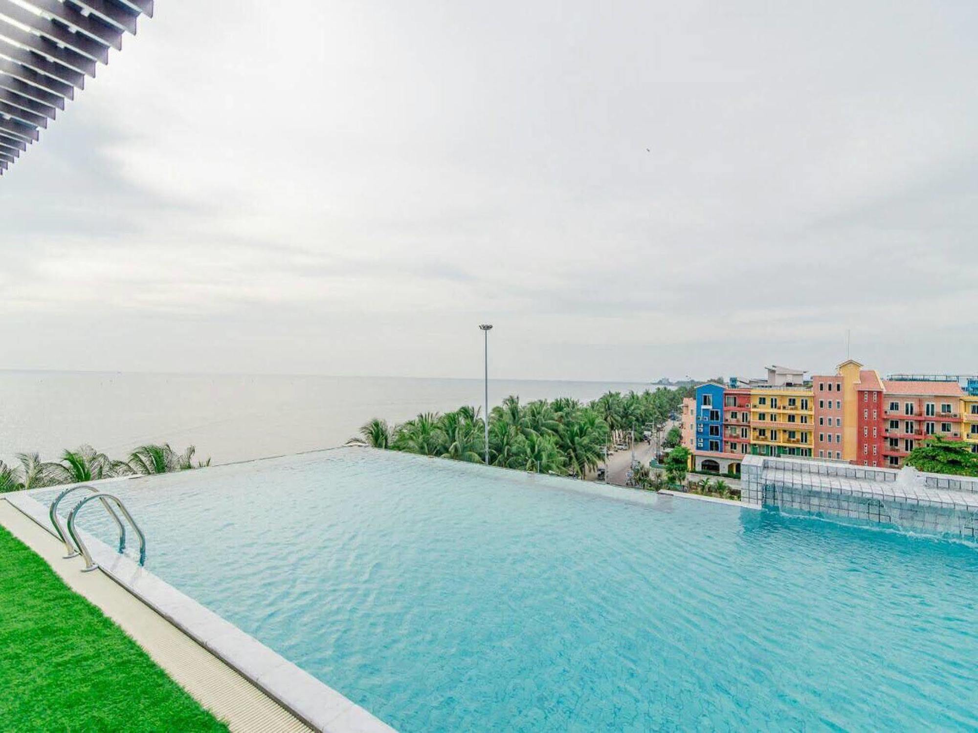 Panitar Haus Hotel Чонбури Екстериор снимка