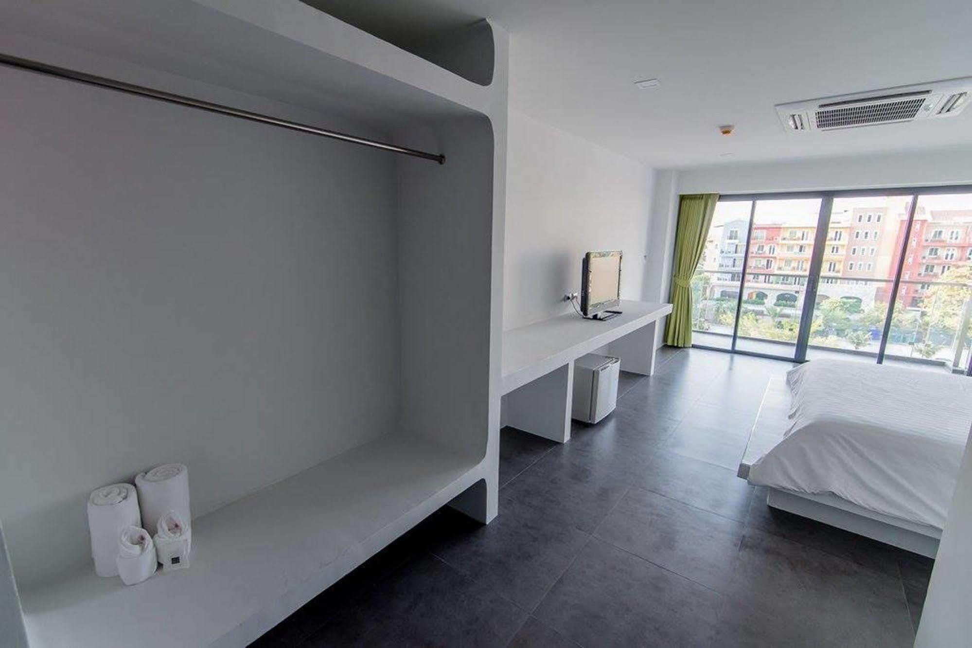 Panitar Haus Hotel Чонбури Екстериор снимка