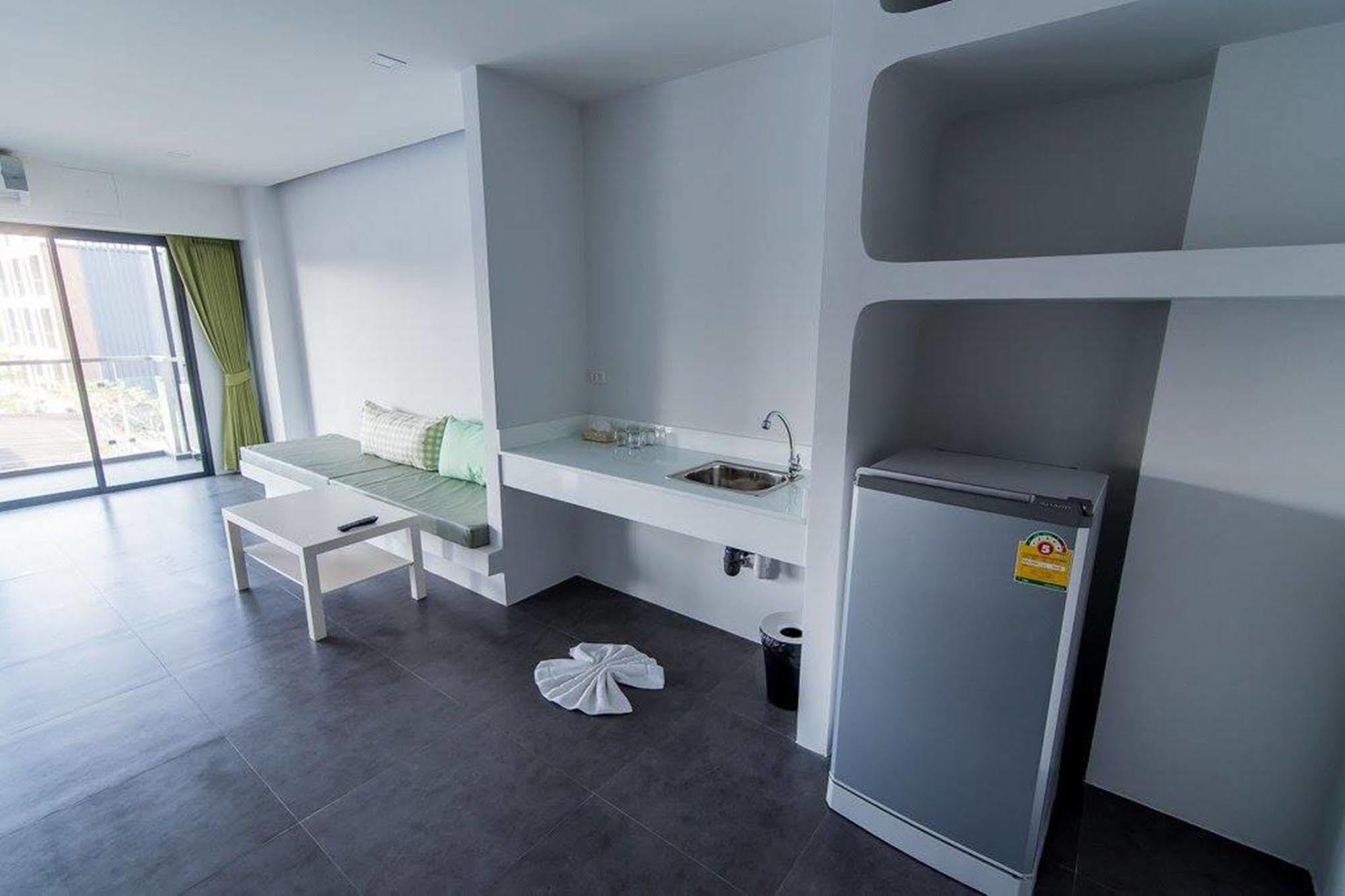 Panitar Haus Hotel Чонбури Екстериор снимка