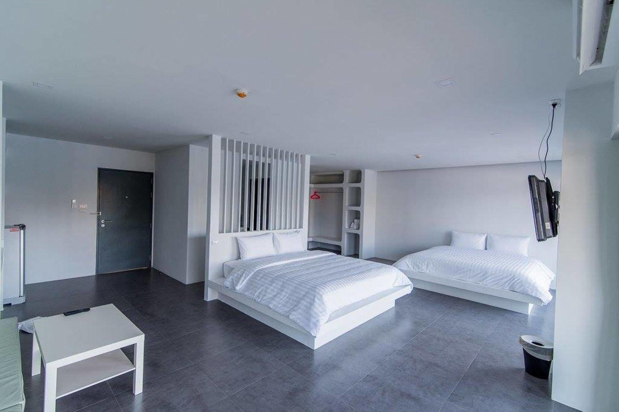 Panitar Haus Hotel Чонбури Екстериор снимка