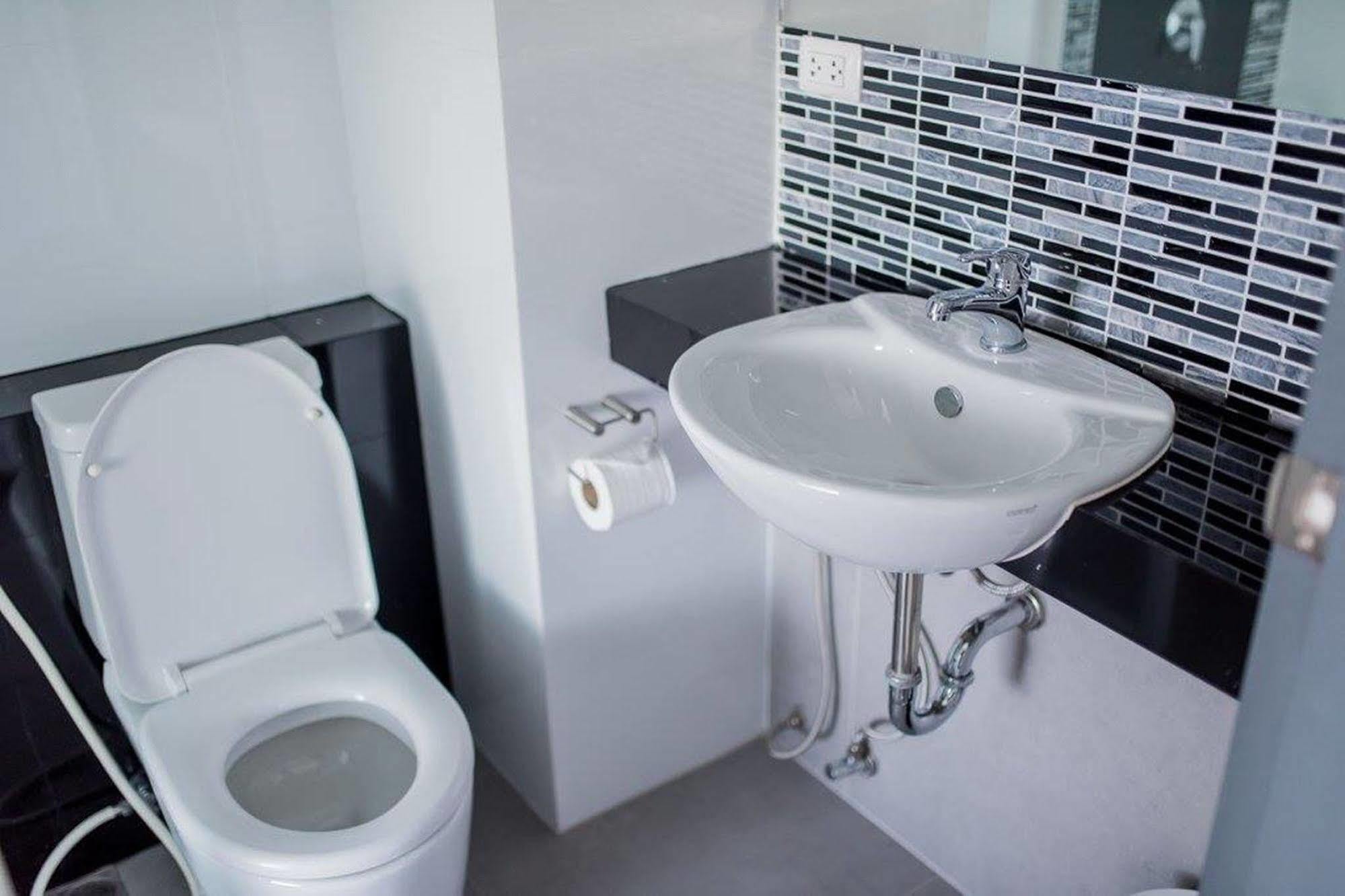Panitar Haus Hotel Чонбури Екстериор снимка