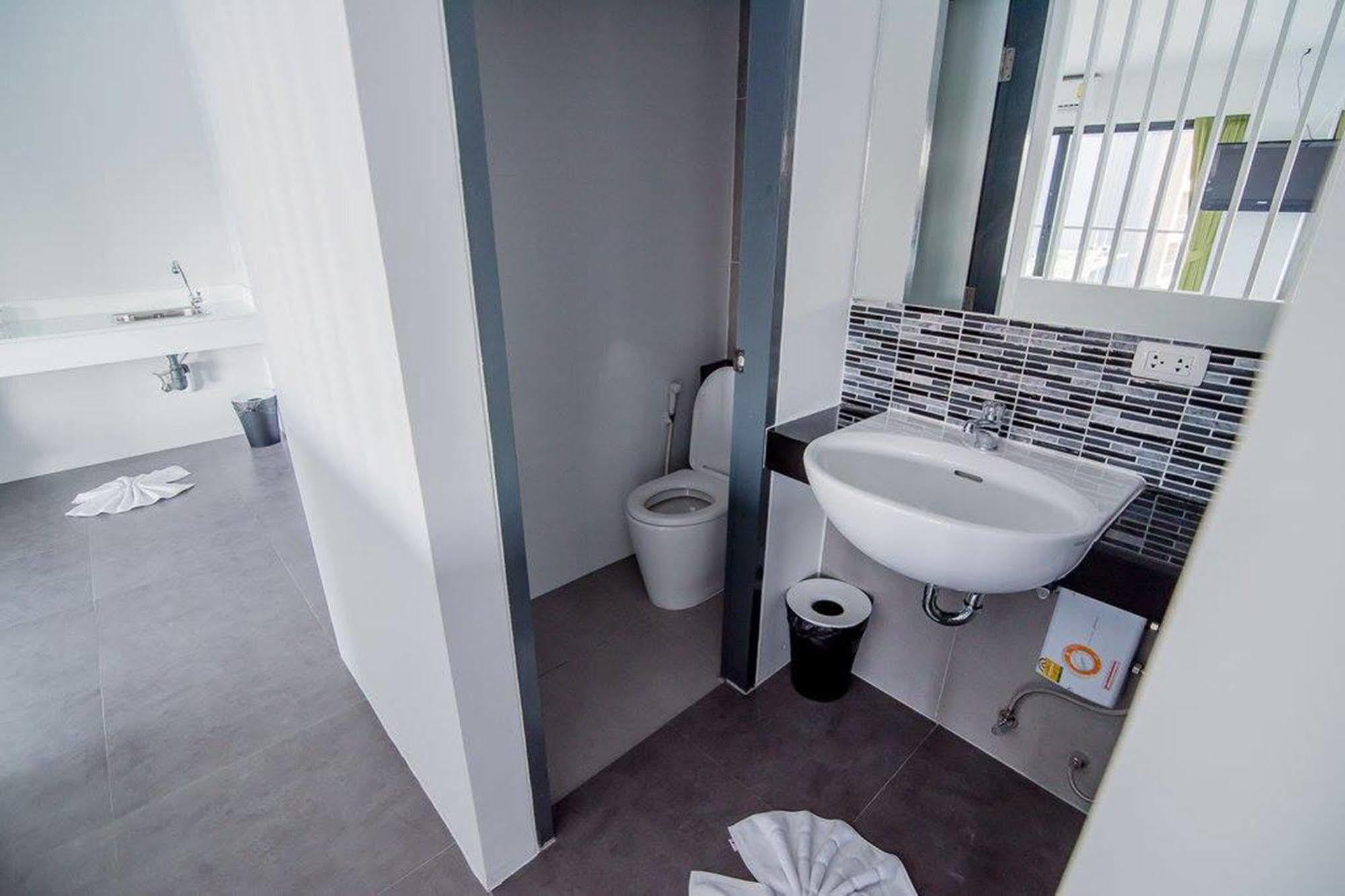 Panitar Haus Hotel Чонбури Екстериор снимка