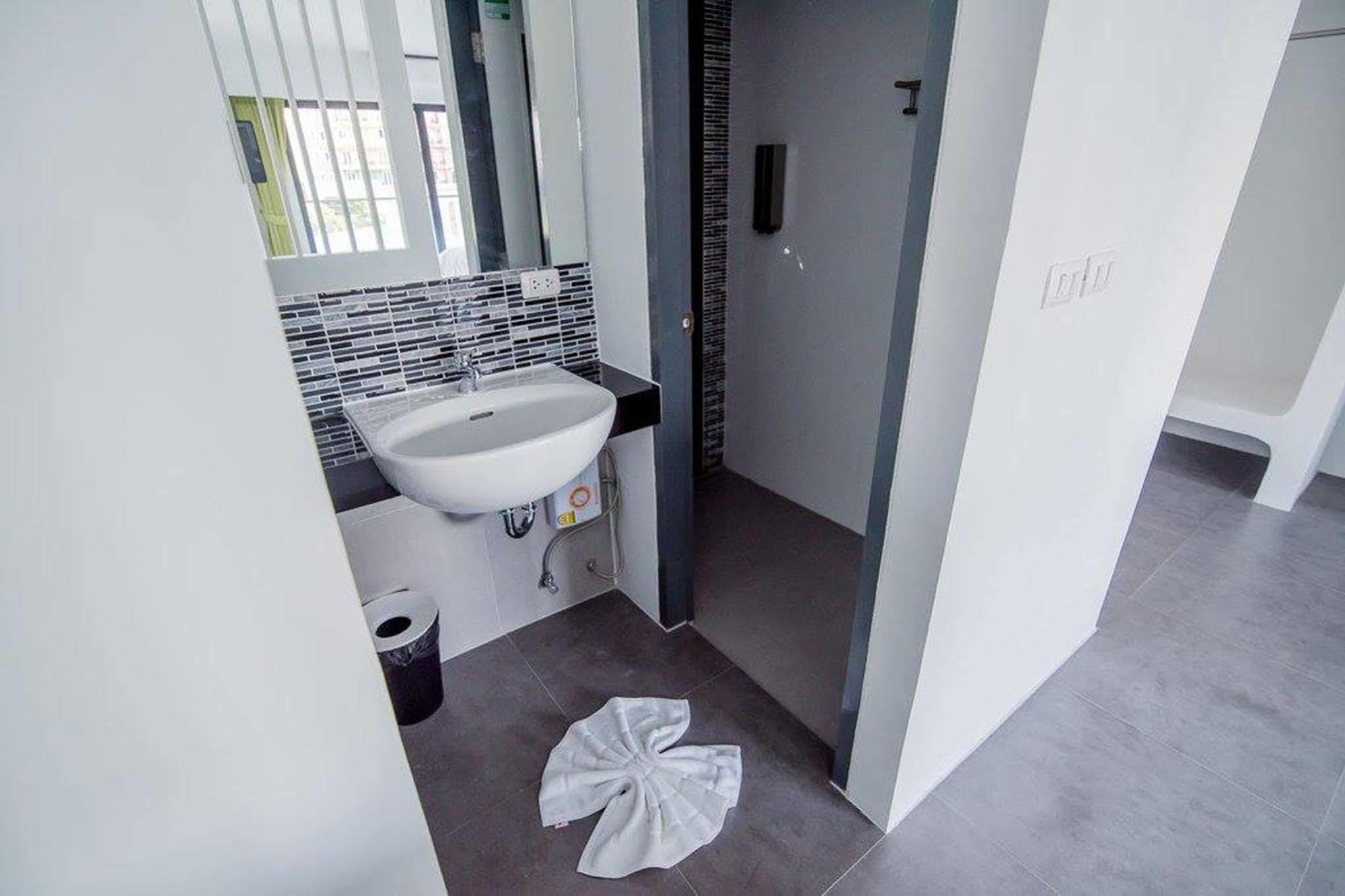 Panitar Haus Hotel Чонбури Екстериор снимка