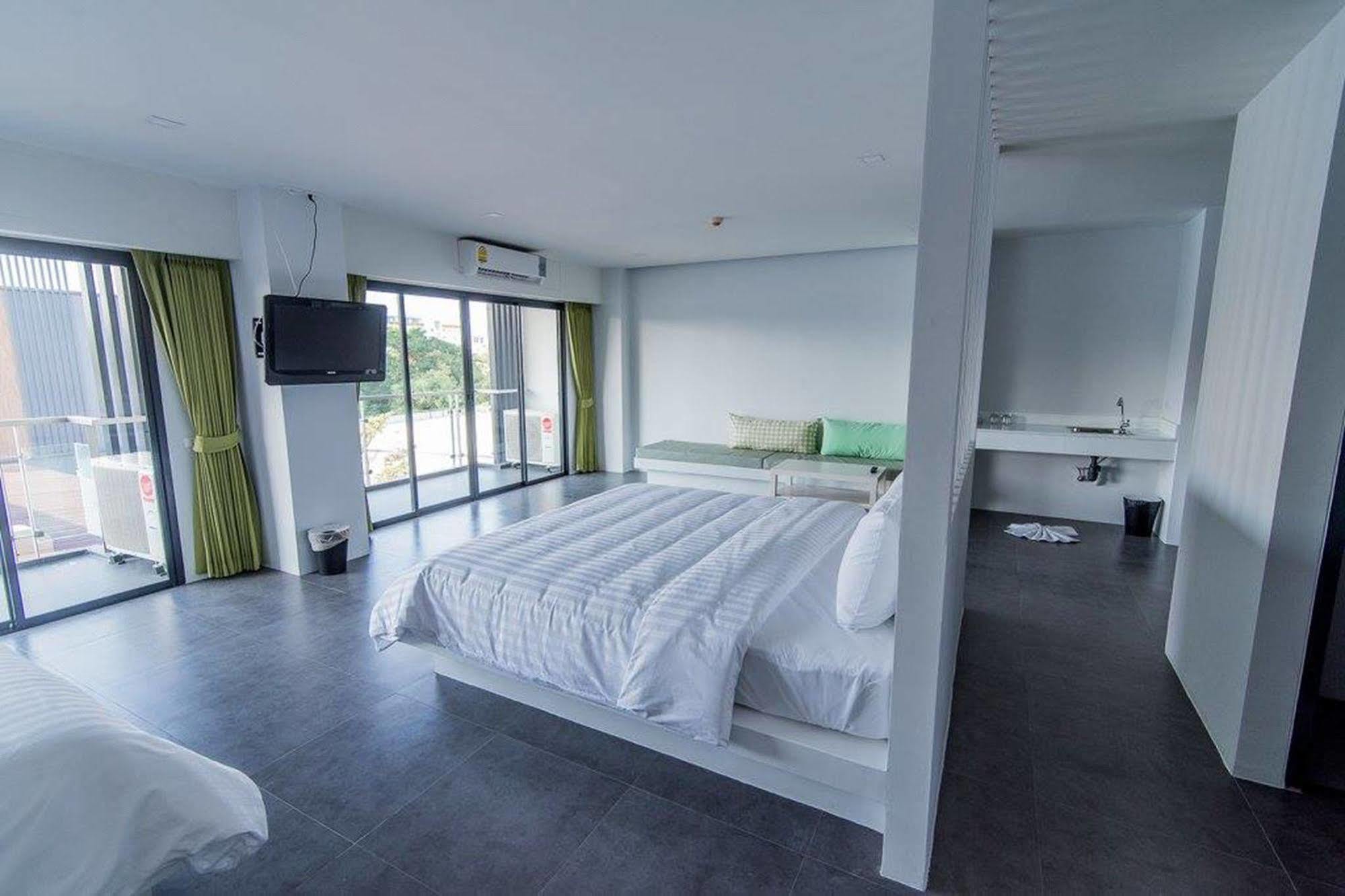 Panitar Haus Hotel Чонбури Екстериор снимка
