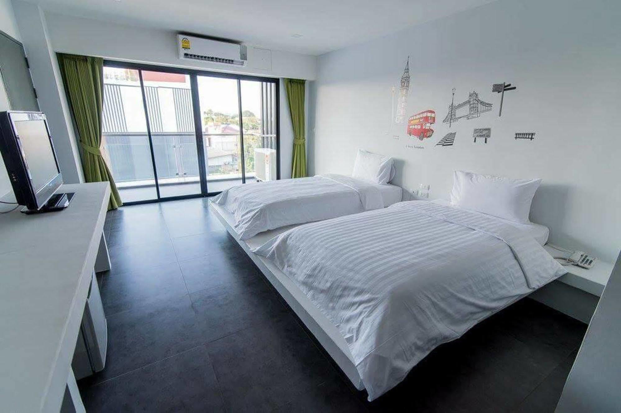 Panitar Haus Hotel Чонбури Екстериор снимка