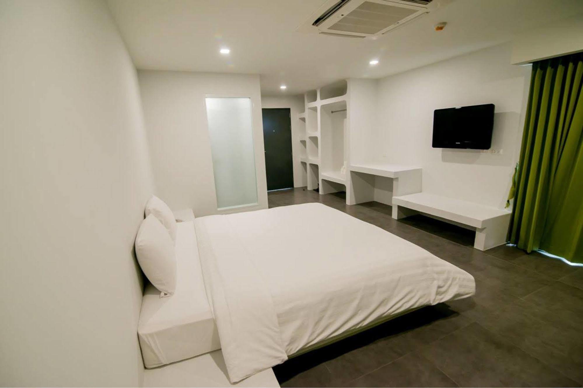 Panitar Haus Hotel Чонбури Екстериор снимка